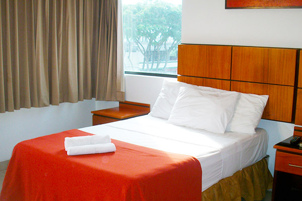 Habitación sencilla de Suites Guayaquil disponible para estadía por horas
